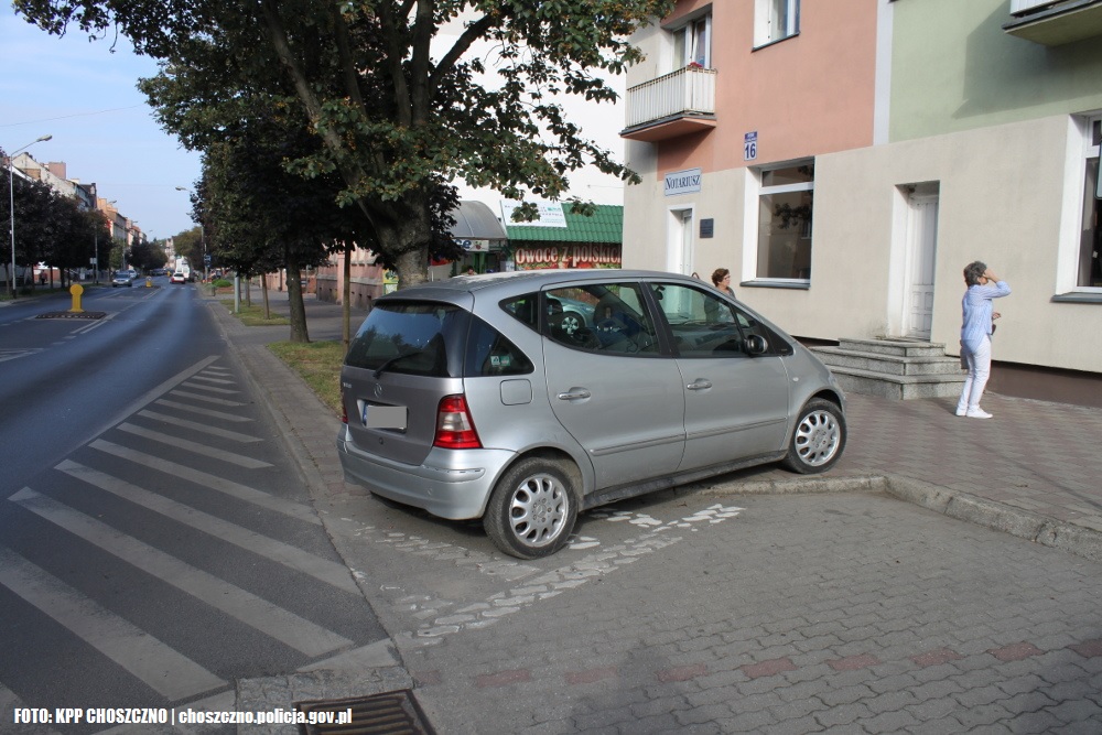Policjanci z Choszczna przypominali kierowcom o prawidłowym parkowaniu