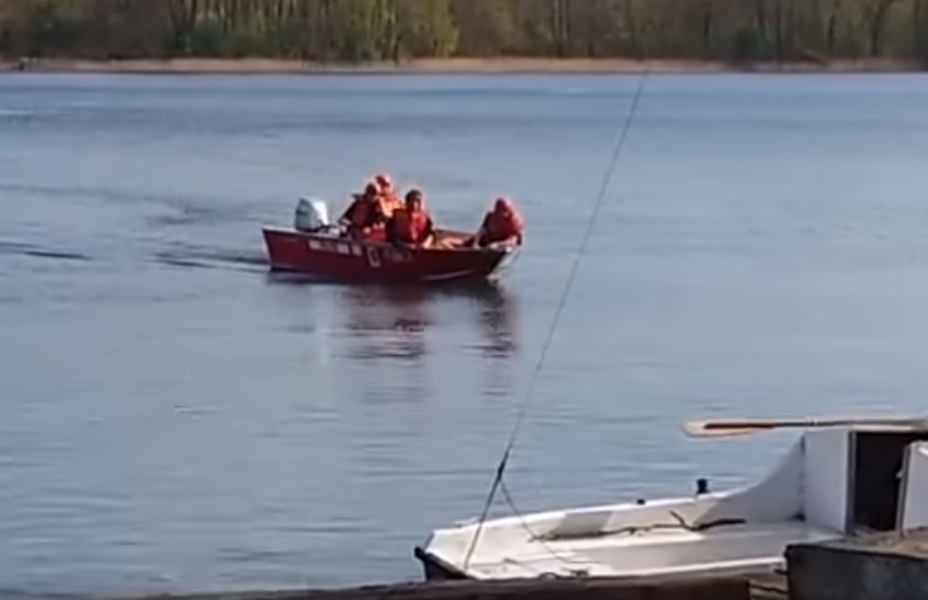 Kajak przewrócił się na jeziorze Adamowo w Drawnie. Interweniowali strażacy... 