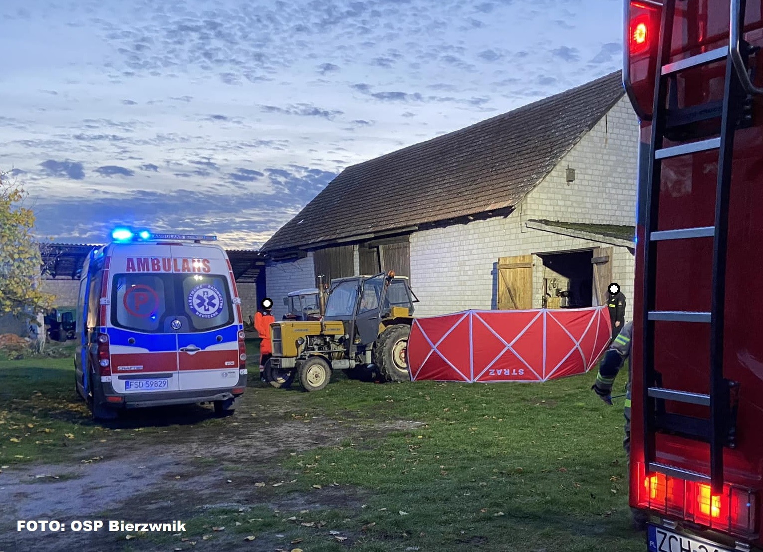 Wypadek w m.Klasztorne (gm.Bierzwnik). Mężczyzna został przygnieciony przez ciągnik... 