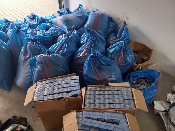Policjanci zabezpieczyli blisko 500 kg suszu tytoniu! 41-latek z Gminy Choszczno trzymał je w garażu... 