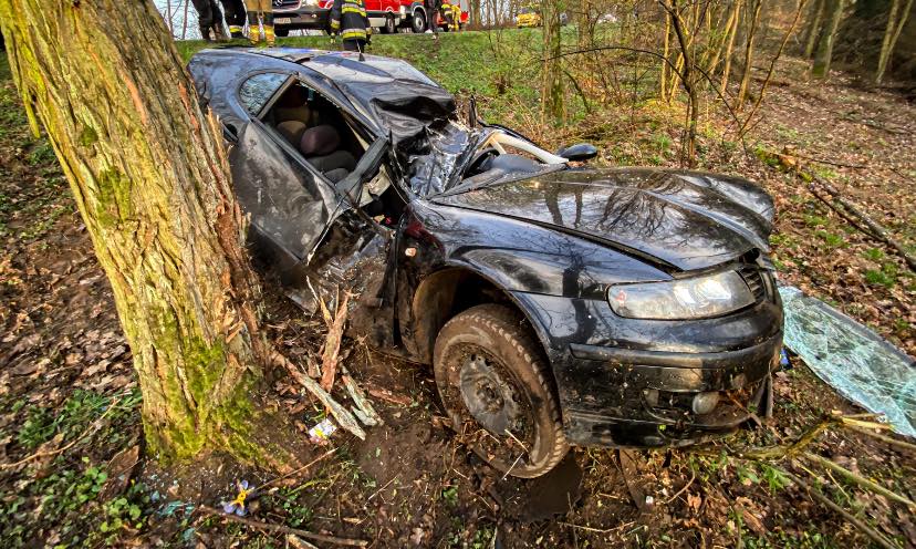 Groźny wypadek na DK 160. Samochód totalnie zniszczony... 
