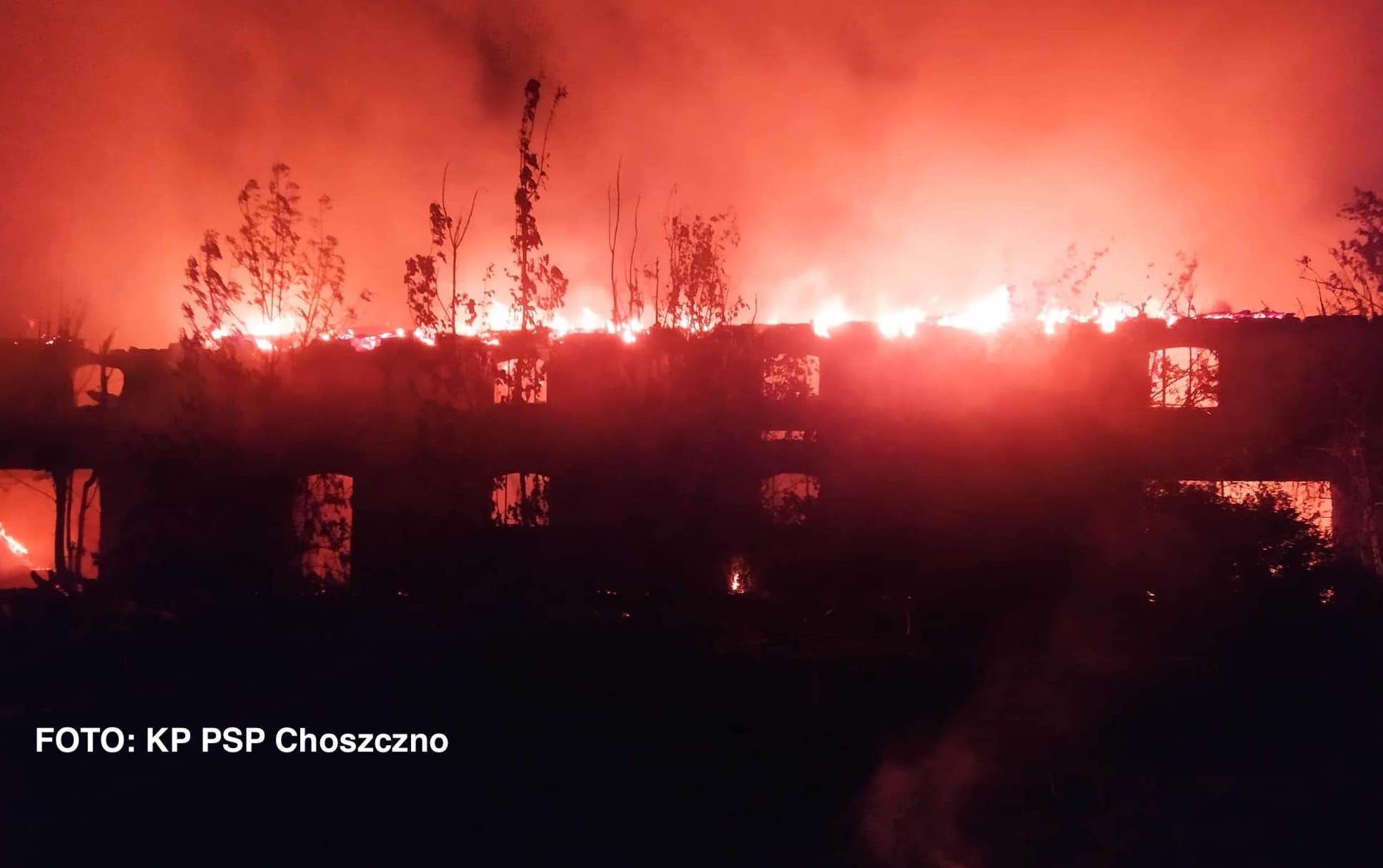 Gigantyczny pożar stodoły w m.Brzyczno (gm.Pełczyce). Z pożarem walczą wszystkie zastępy... 