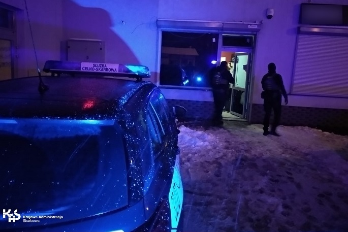Nielegalny hazard w Choszcznie. KAS weszła do nielegalnego punktu hazardowego w Choszcznie | VIDEO
