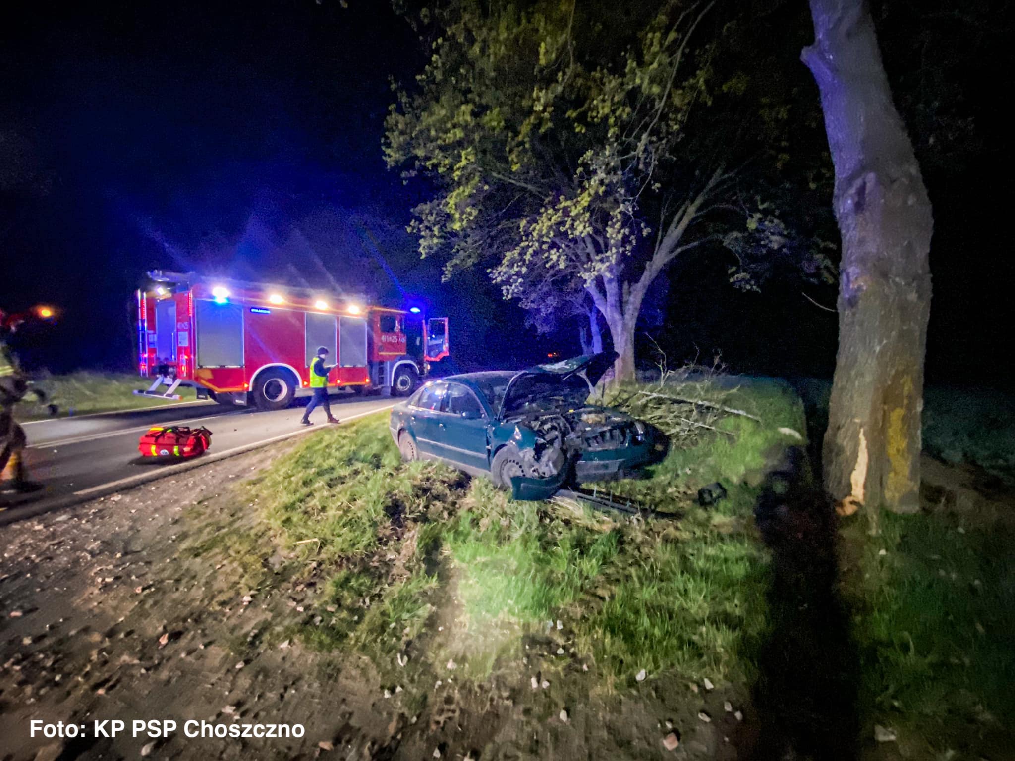 Wypadek pod Choszcznem na DW 151. Samochód uderzył w drzewo...