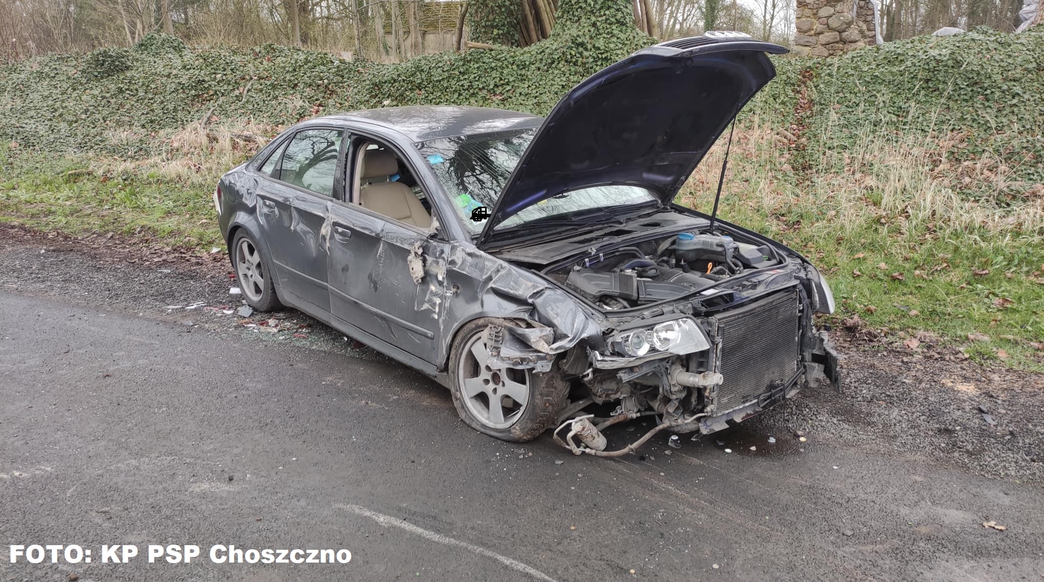 Wypadek w Radaczewie. 21-letni kierujący uderzył w drzewo | FOTO
