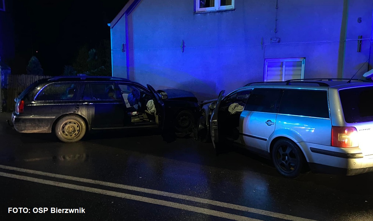 Wypadek w Bierzwniku. Zderzyły się dwa samochody osobowe | FOTO