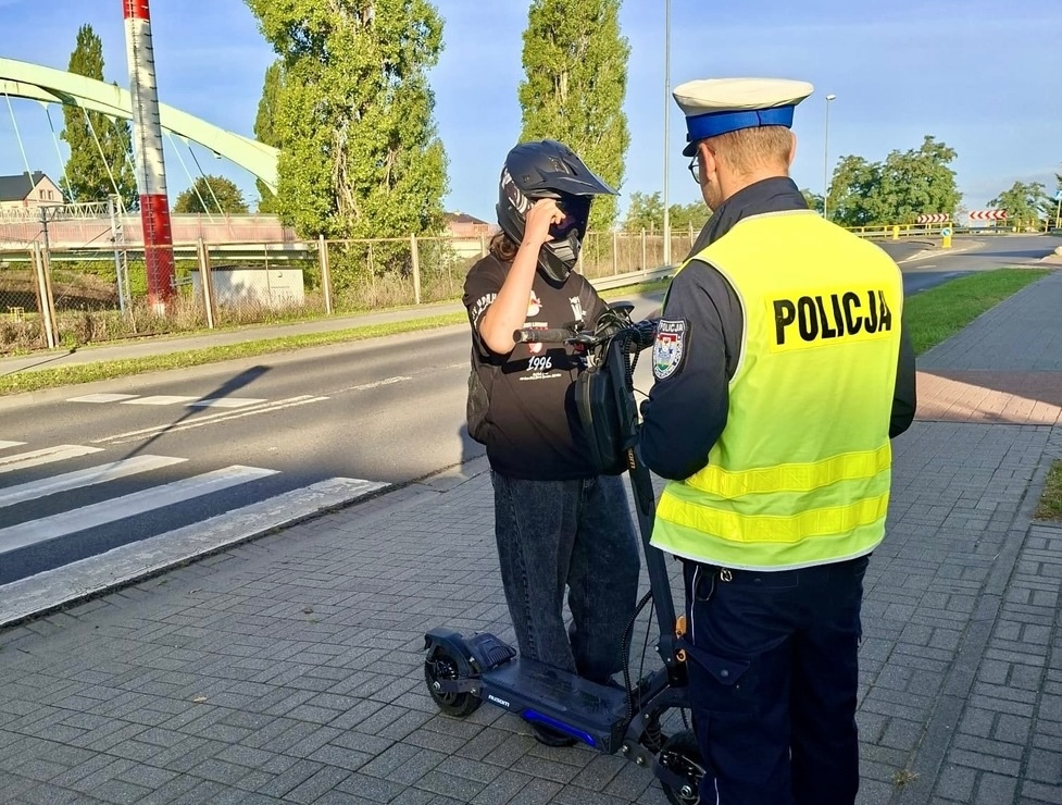 Nietrzeźwy na hulajnodze i małoletni bez uprawnień – policjanci z Choszczna reagują