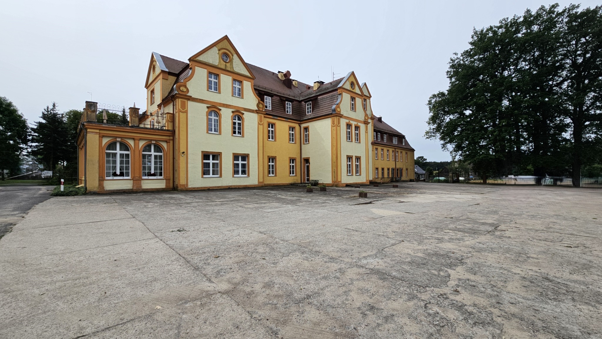 Podpisano umowę na zagospodarowanie przestrzeni przy Domu Pomocy Społecznej w Brzezinach