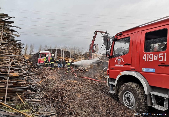 Pożar składowiska desek i trocin w miejscowości Strumienno (gm. Bierzwnik)