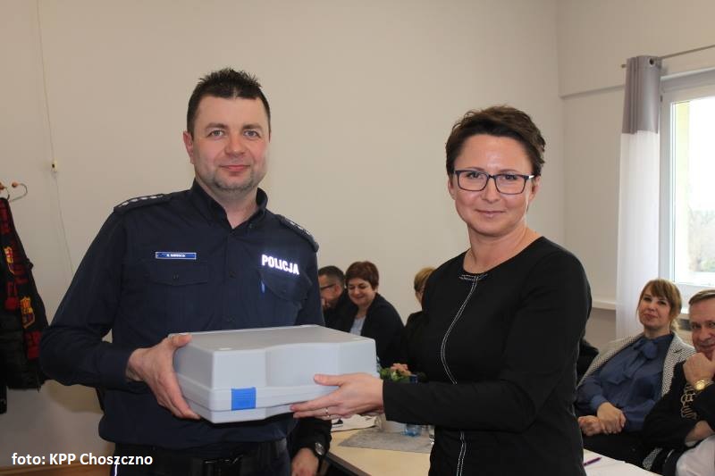 Policjanci z Pełczyc otrzymali nowe urządzenie do badania trzeźwości 
