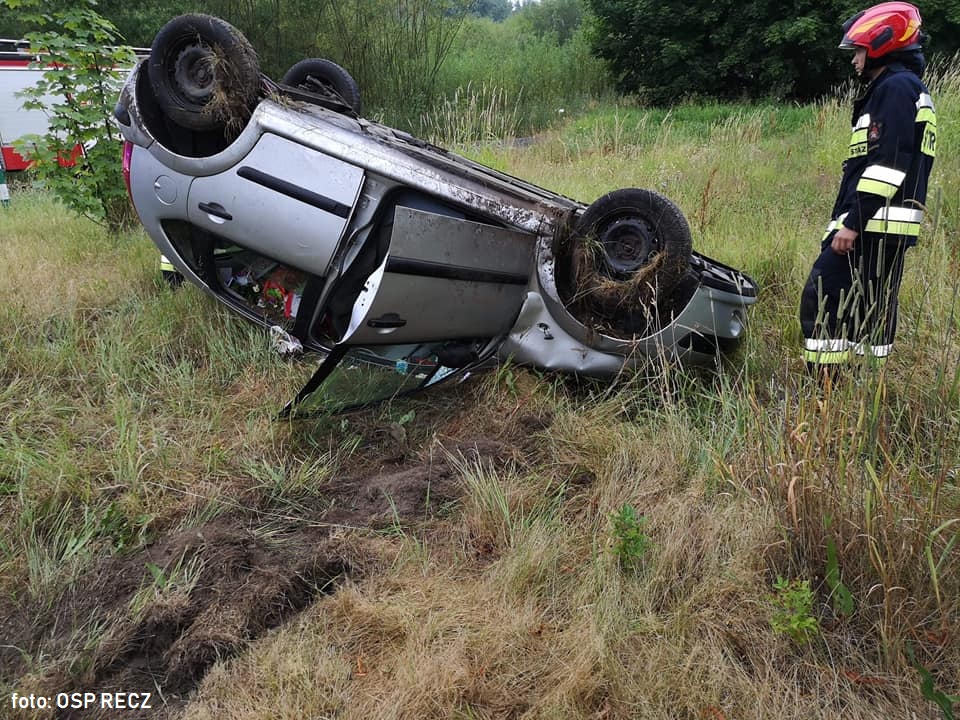 Dachowanie w Słutowie. Citroen wypadł z drogi i dachował... [FOTO]