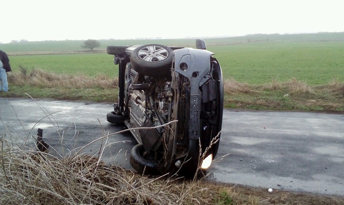 Dachowanie koło Koplina. Kierowca chciał uniknąć zderzenia z sarną 