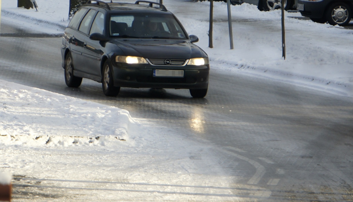 Uwaga, na drogach będzie bardzo ślisko! Marznący deszcz i gołoledź | echoszczno.pl