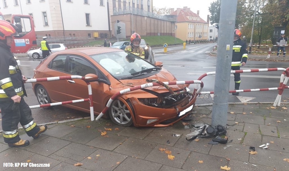 Kolizja na skrzyżowaniu w Choszcznie. Honda wpadła w barierki | FOTO 