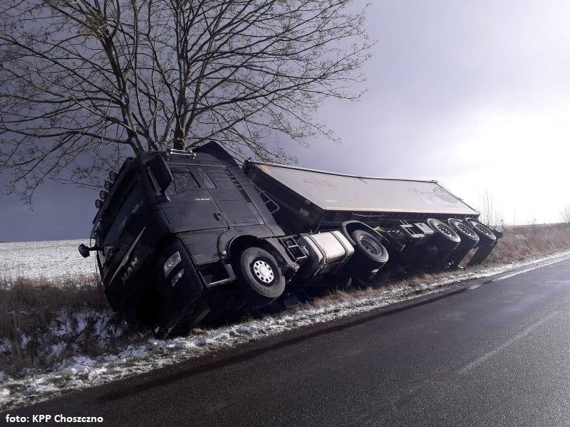 KPP Choszczno: Tir wpadł do rowu [FOTO]