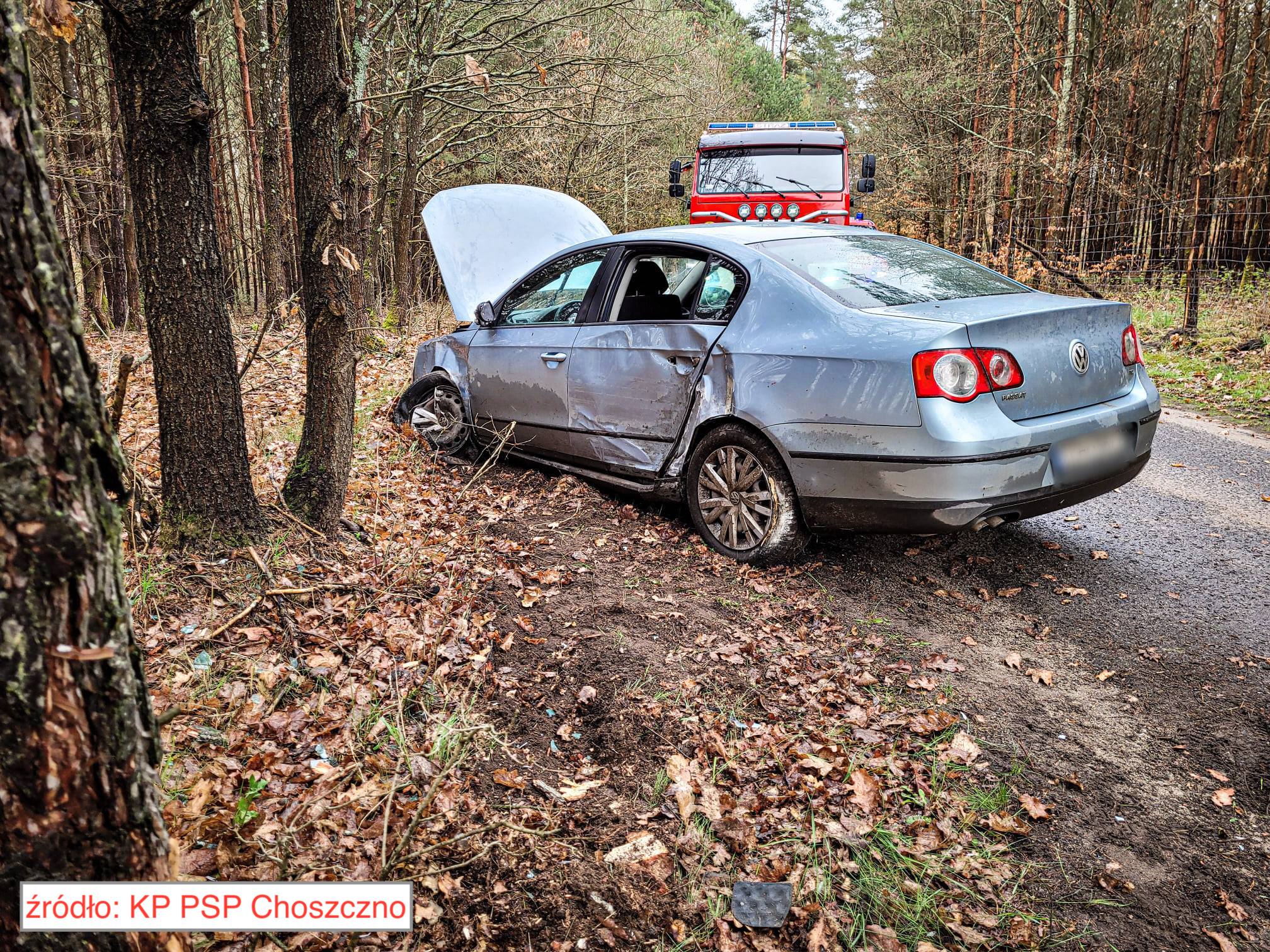 Wypadek w okolicach m.Konotop - samochód uderzył w drzewo | foto
