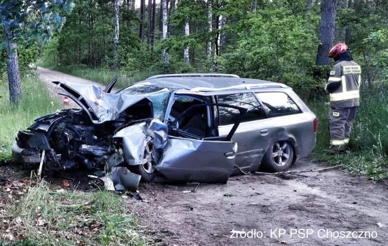 Wypadek w m.Dominikowo (gm.Drawno). Audi uderzyła w drzewo...