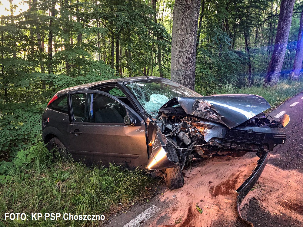 Wypadek na drodze nr 151 w okolicach Pomienia. Samochód uderzył w drzewo...