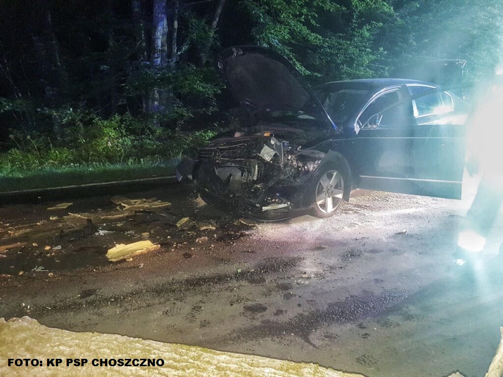 Wypadek w okolicach Drawna. Samochód uderzył w drzewo...
