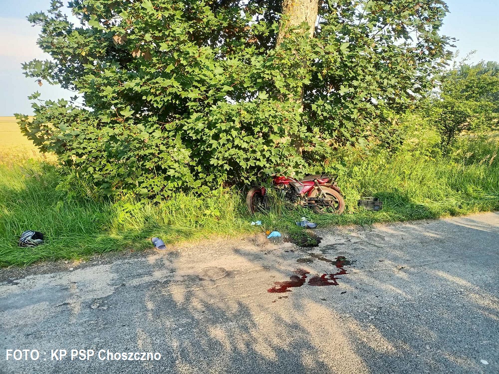 Wypadek motorowerzysty w Wardyniu. Stracił panowanie i uderzył w drzewo...