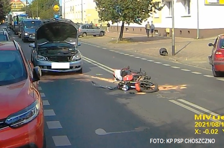 Wypadek samochodu osobowego i motocykla w Choszcznie na ul.Wolności