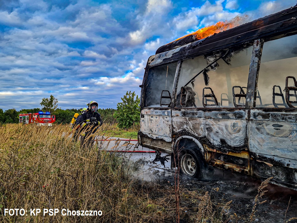 Pożar busa przewożącego ludzi. Spłonął doszczętnie.... 