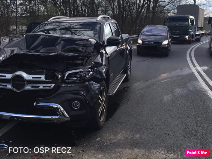 Wypadek w okolicach Recza. Samochód osobowy zderzył się z ciężarówką....