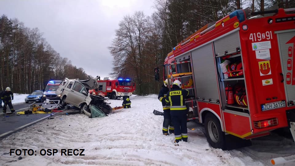 PILNE! Czołowe zderzenie busa z tirem w Żółwinie. Stan kierowcy busa ciężki...