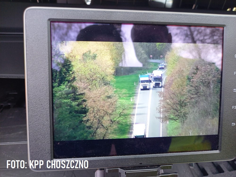 Choszczeńscy policjanci, kontrolowali zachowanie kierowców z kamery policyjnego drona. Kierowcy zaskoczeni... 