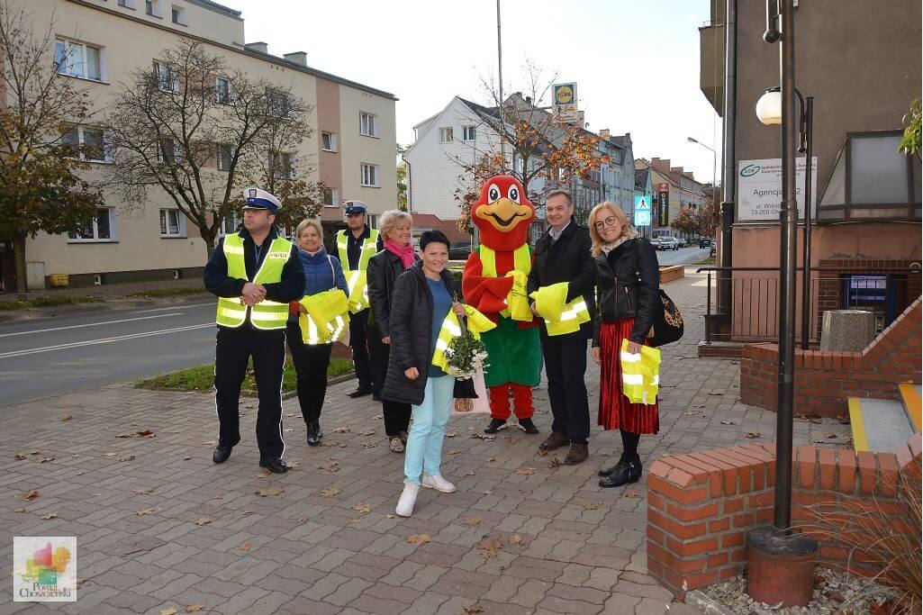 „Zabłyśnij na drodze” - kamizelki odblaskowe dla mieszkańców Choszczna