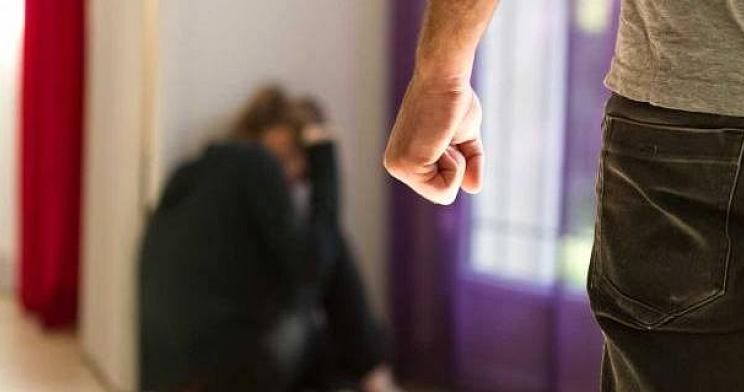 CHOSZCZNO: Areszt dla podejrzanego o stosowanie przemocy w rodzinie. "Uderzał ją pięścią w twarz oraz kopał po ciele..." 