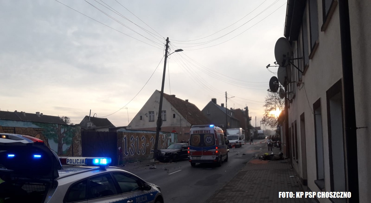 Groźny wypadek w Drawnie. Zderzenie Mercedesa z motorowerem... [FOTO]