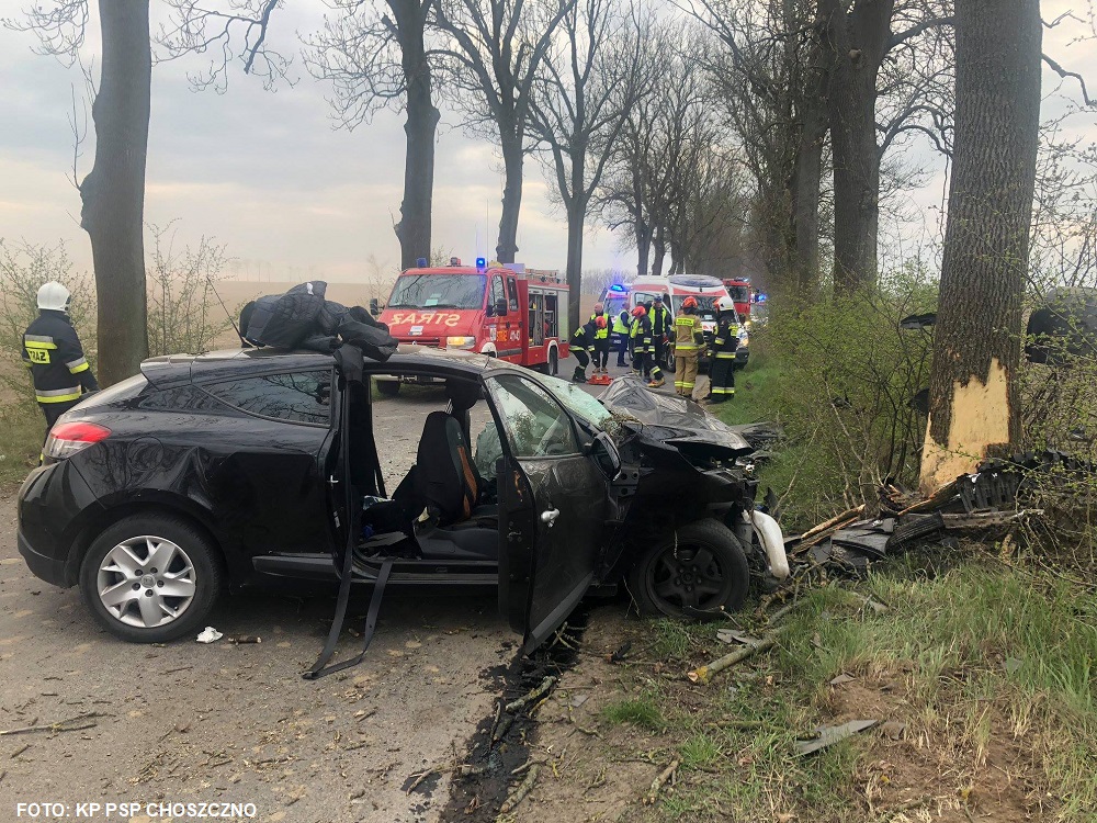 Wypadek na drodze Suliszewo-Kołki. Samochód uderzył w drzewo...[FOTO]