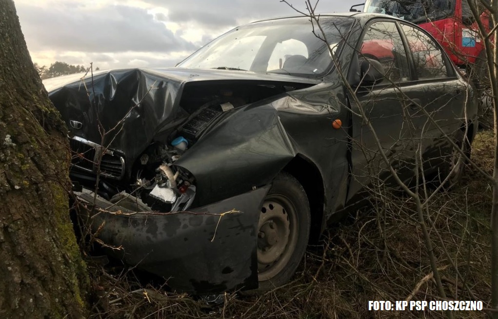 Wypadek między Suliszewem a Kołkami. Daewoo uderzyło w drzewo [FOTO]