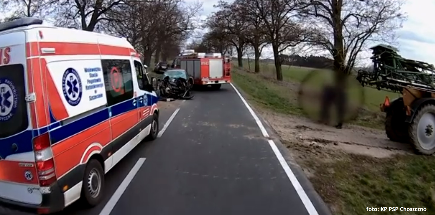 Zderzenie samochodu z opryskiwaczem na DW 160 między Kaszewem a Raduniem [Video] 
