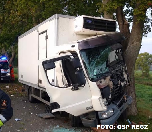 Wypadek w okolicach Suliborza. Ciężarówka uderzyła w drzewo...
