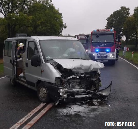 Zderzenie busa z osobówką w m.Słutowo.  Samochodami podróżowały 3 osoby