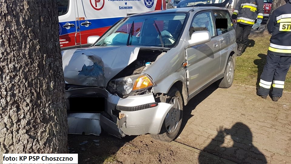 Groźny wypadek w Krzęcinie. Honda uderzyła w drzewo... 