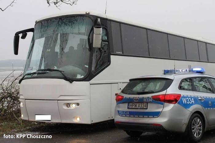 KPP Choszczno: Tir zderzył się z autobusem... lusterkami [FOTO]