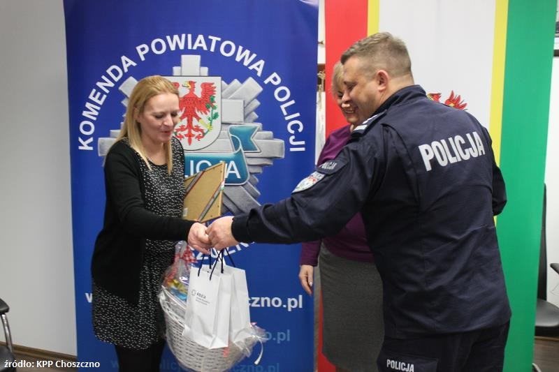 Znaleźli 10 tysięcy złotych na pasach i oddali policji...